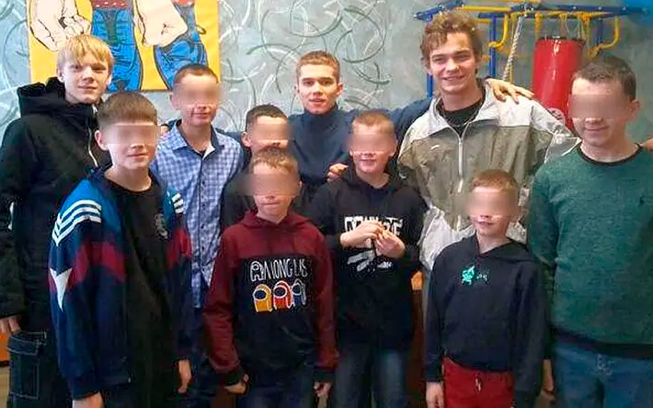 Актёры из сериала «Слово пацана» посетили детский дом в Ростовской области